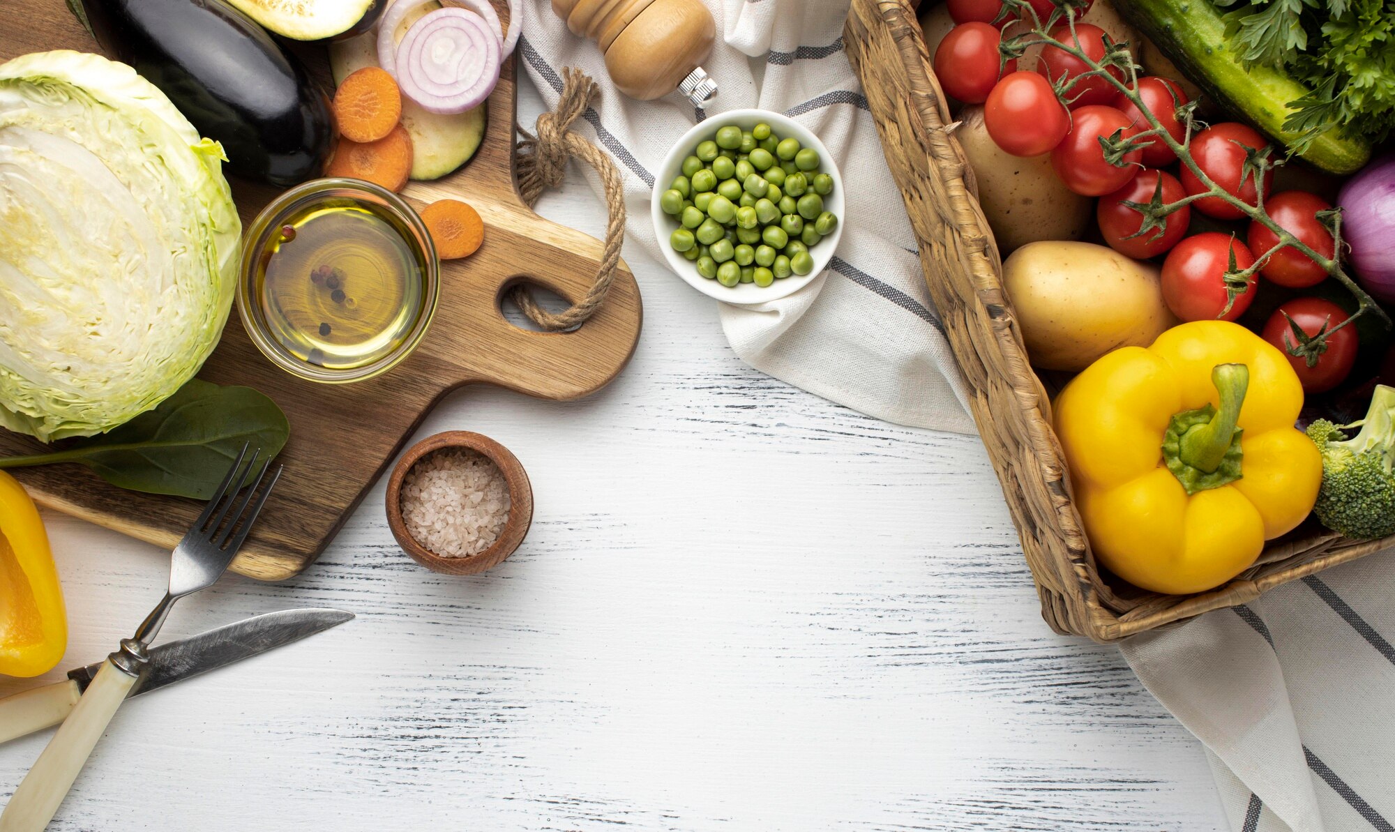 Mesa con alimentos frescos y variados